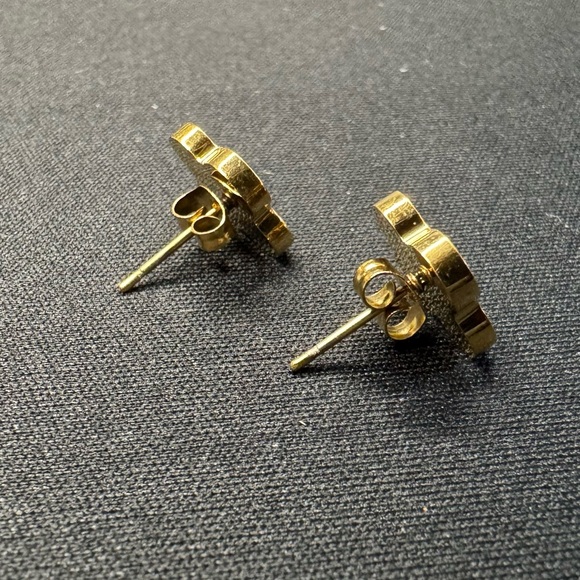Clover Stud Earrings Gold Stainless Steel Black Posts NEW - Picture 5 of 6